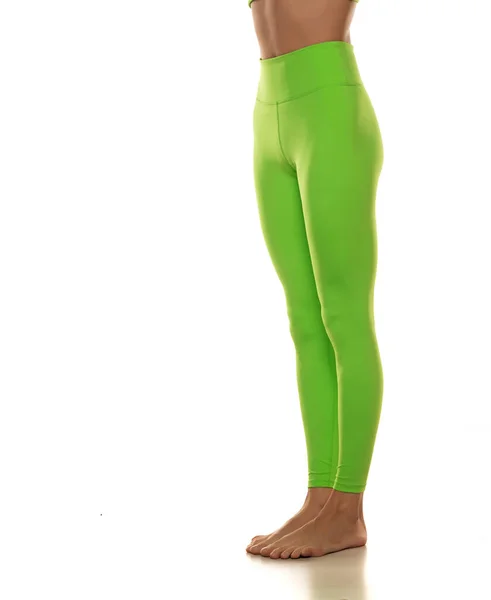Leggins Deportivos Verdes Sobre Piernas Delgadas Bastante Desnudas Sobre Fondo — Foto de Stock