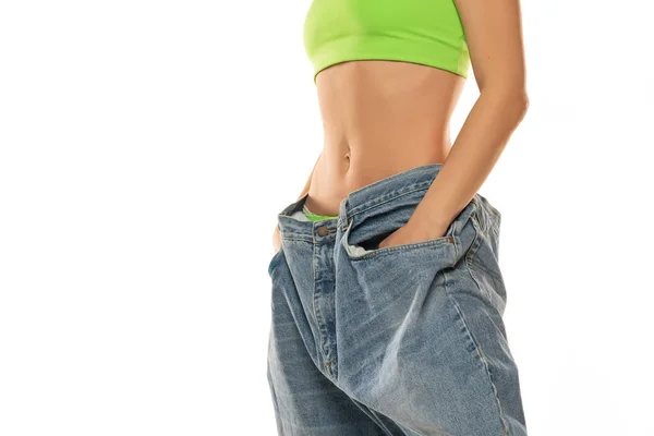 Diet Koncept Och Viktminskning Kvinna Överdimensionerade Jeans Vit Bakgrund Närbild — Stockfoto