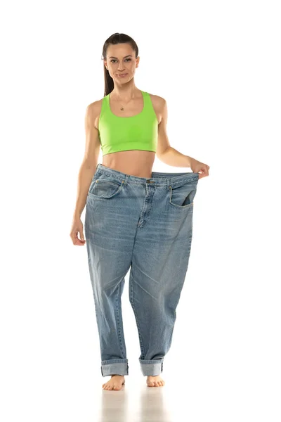 Conceito Dieta Perda Peso Mulher Jeans Tamanho Grande Fundo Branco — Fotografia de Stock