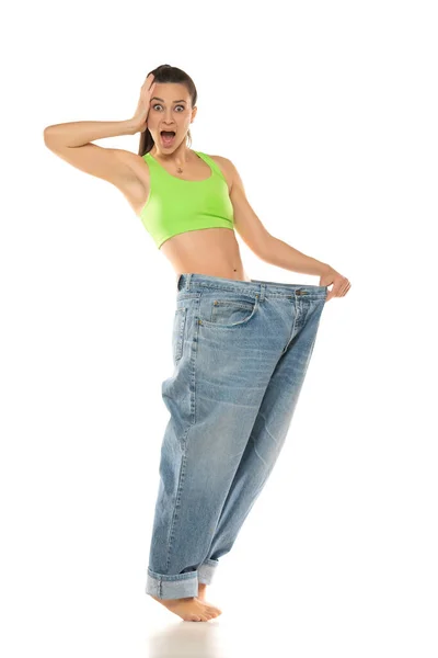 Диетическая Концепция Потеря Веса Счастливая Удивленная Женщина Огромных Джинсах Белом — стоковое фото