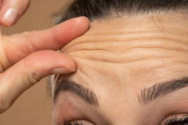 Vrouw Haar Rimpels Haar Voorhoofd Controleren — Stockfoto