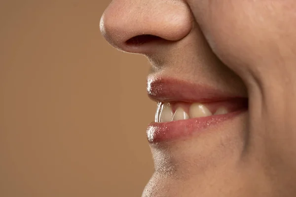 Närbild Profil Foto Kvinna Leende Beige Bakgrund — Stockfoto