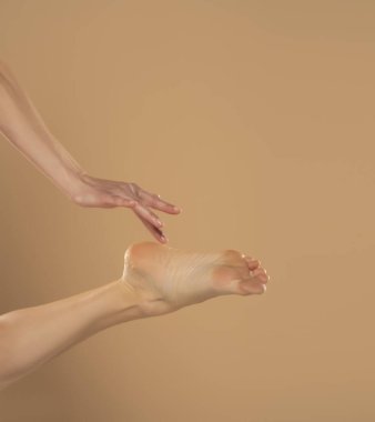 Mükemmel temiz kadın ayakları. Güzel ve zarif tımar edilmiş bir kadının eli ayağına dokunuyor. Spa, temizlik ve ayak bakımı.