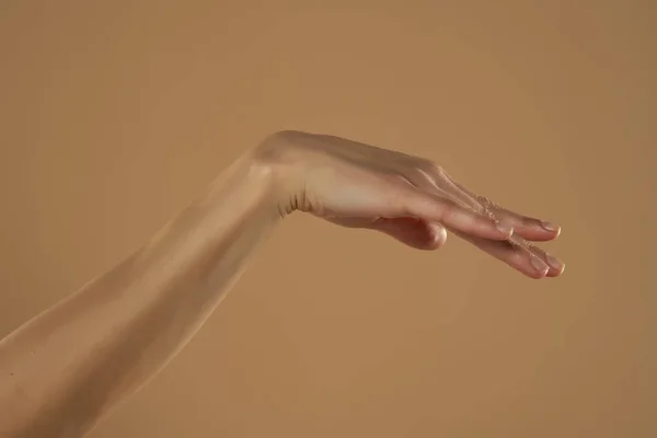 Γυναικείο Χέρι Και Παλάμη Απομονωμένα Μπεζ Φόντο — Φωτογραφία Αρχείου