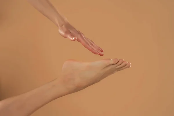 完美干净的女性脚 美丽优雅的修整过的女人的手触摸着她的脚 洗浴和足部护理 — 图库照片