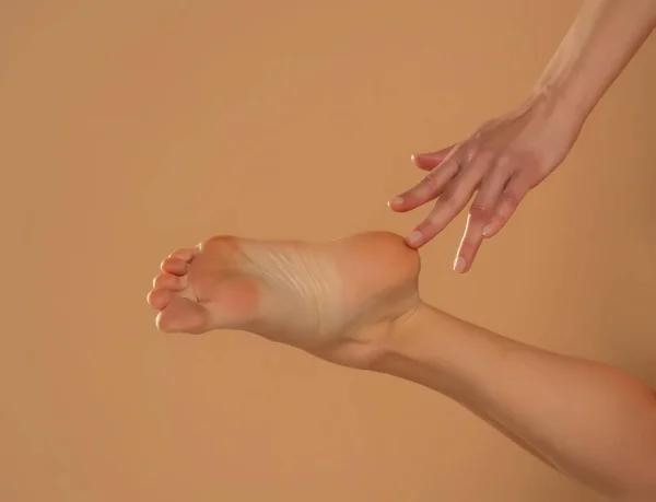 完美干净的女性脚 美丽优雅的修整过的女人的手触摸着她的脚 洗浴和足部护理 — 图库照片