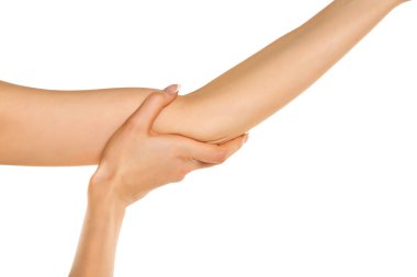 Beyaz arka planda dirseği ağrılı bir kadın..