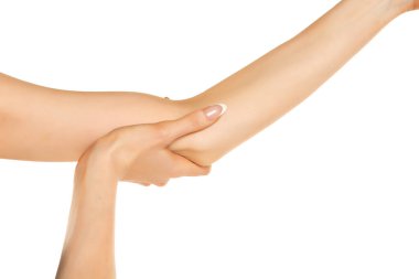 Beyaz arka planda dirseği ağrılı bir kadın..