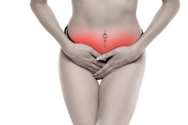 Beyaz arka planda karın ağrısı çeken genç bir kadın. Karın ağrısının nedenleri dismenorrhea, endometriosis, regl öncesi sendromu veya yumurtalık kisti. Jinekoloji ve sağlık hizmetleri kavramı.