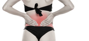 Sırt ağrısı. Beyaz arka planda sırt ağrısı çeken genç bir kadın..