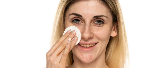 Mulher Feliz Usando Almofada Algodão Para Remover Maquiagem Fundo Branco — Fotografia de Stock