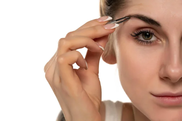 Mujer Joven Arrancando Las Cejas Con Pinzas Cerca — Foto de Stock