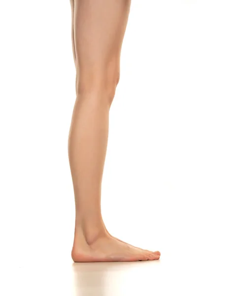 Widok Boku Pięknie Troskliwych Kobiet Nogi Stopy Białym Tle — Zdjęcie stockowe