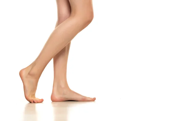 白い背景に美しく手入れされた女性の足と足の側面図 — ストック写真