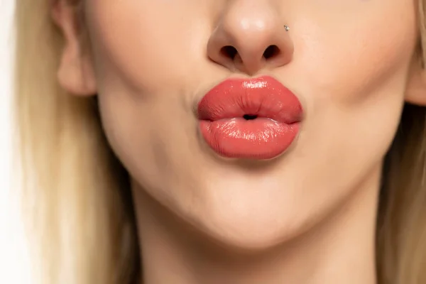 ヒアルロン酸の注射後の腫れた唇のマクロ閉鎖 白い背景に唇の増強 — ストック写真