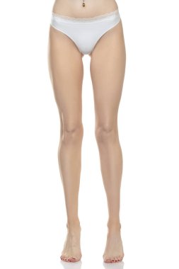 Beyaz bikini külotlu, beyaz stüdyo arka planında çıplak ayaklı kadın manzarası..