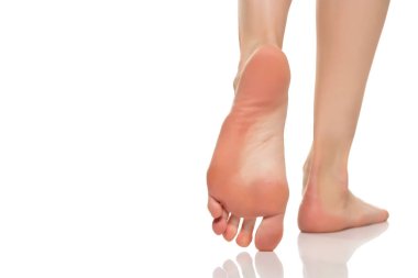 Beyaz arka planda çıplak ayaklı güzel bir kadının arka planı..