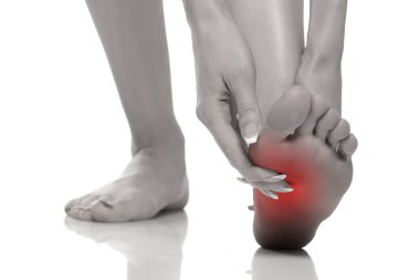 Beyaz stüdyo arka planında kadınlara ayak ağrısı. Acı kavramı.