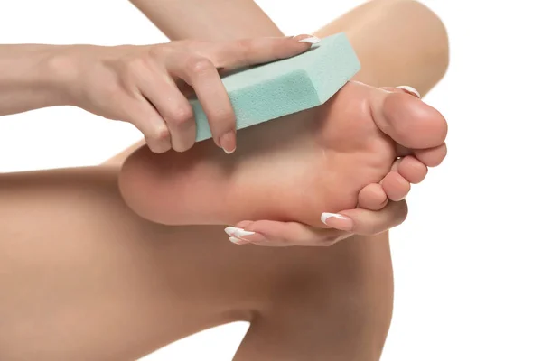 Женщина Подает Свои Ноги Пемзой Камень Белом Фоне Студии — стоковое фото
