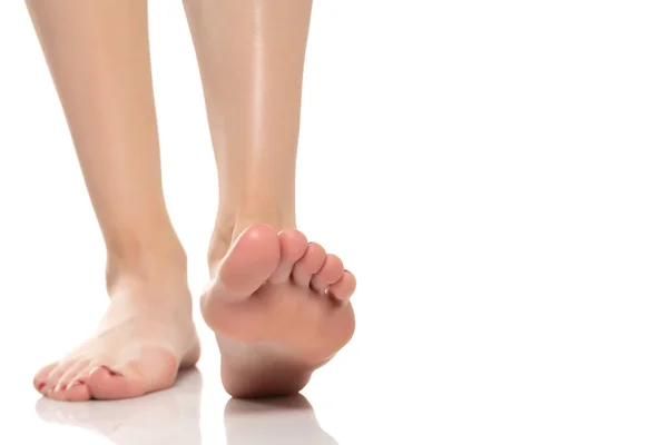 Beyaz Bir Arka Planda Güzel Bir Kadın Ayaklarının Ayak Parmaklarının — Stok fotoğraf