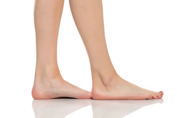 Вид Збоку Красиво Доглянуті Жіночі Ноги Білому Тлі — стокове фото