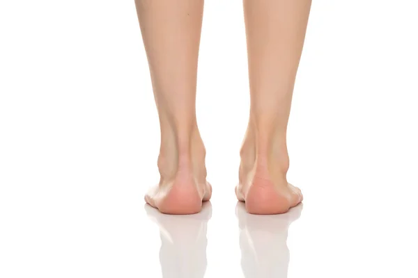 Πίσω Όψη Ενός Όμορφα Φροντισμένα Γυναικεία Πόδια Λευκό Φόντο — Φωτογραφία Αρχείου
