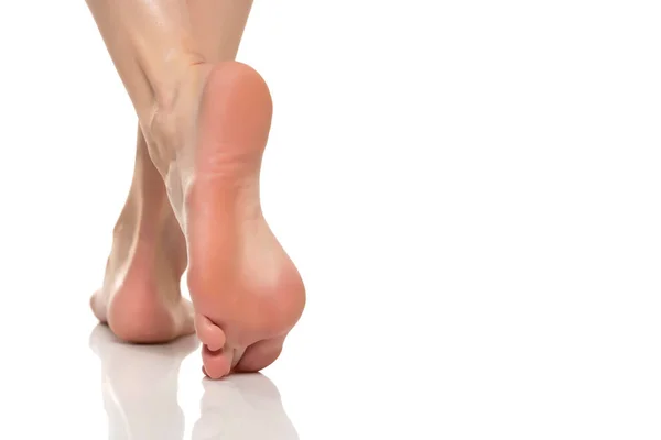 Вид Сзади Красивую Женскую Босиком Ногу Белом Фоне — стоковое фото