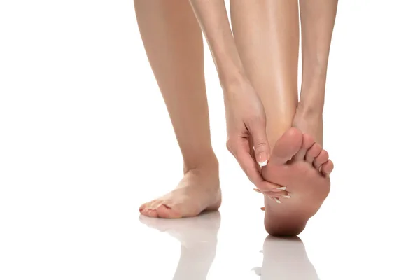 白いスタジオの背景の女性の足の痛み 痛みの概念 — ストック写真