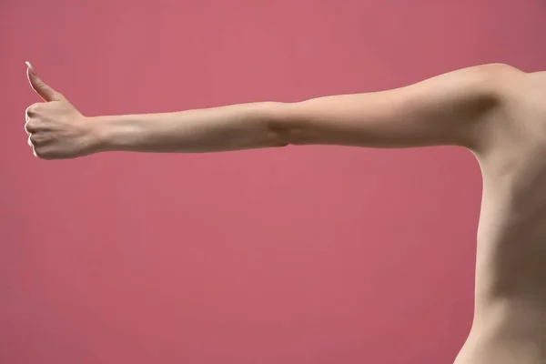 Genç Kadının Sıska Baş Parmağı Yukarıda Pembe Arka Planda Izole — Stok fotoğraf
