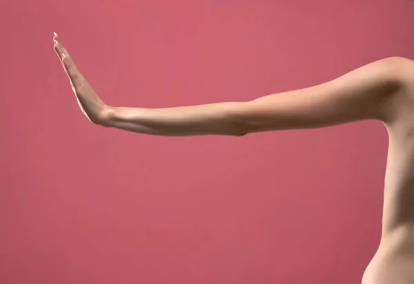 Τεντωμένο Κοκαλιάρικο Χέρι Της Νεαρής Γυναίκας Στοπ Απομονωμένα Ροζ Φόντο — Φωτογραφία Αρχείου