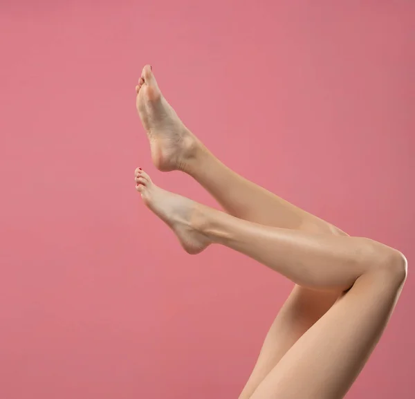 Μακριά Απαλά Πόδια Γυναίκας Απομονωμένα Ροζ Φόντο — Φωτογραφία Αρχείου