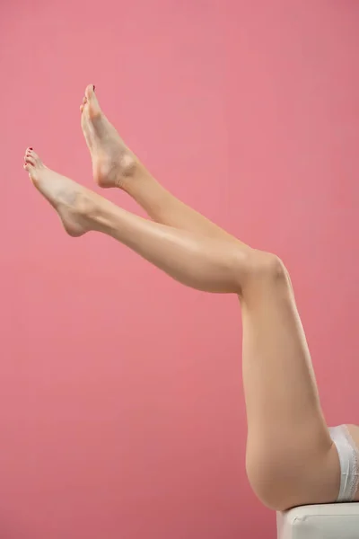 Μακριά Απαλά Πόδια Γυναίκας Απομονωμένα Ροζ Φόντο — Φωτογραφία Αρχείου