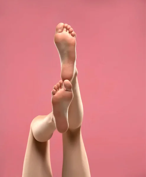 Hermosa Mujer Pies Desnudos Piernas Sobre Fondo Rosa — Foto de Stock