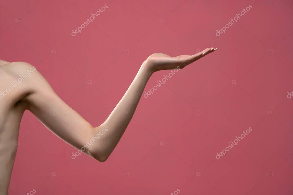 Fotos de Young Woman's Stretched Skinny Arm Open Palm Holding Imaginary  Product - Imagen de © VGeorgiev #583388800