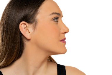 Beyaz bir arka planda makyajlı güzel bir kadının profili.