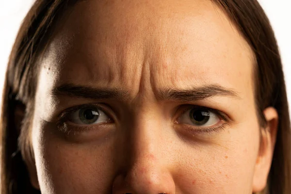 Closeup Young Angry Woman Wrinkles Her Forehed — Fotografia de Stock