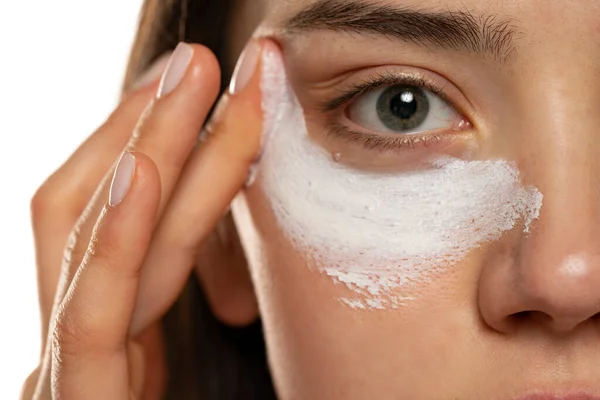 Half Portrait Young Woman Applying Cosmetic Product Her Eyes White — Stock fotografie