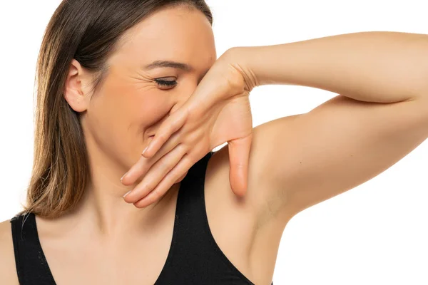 Jovem Mulher Sorrindo Cobrindo Seu Rosto Com Mão Retrato Estúdio — Fotografia de Stock