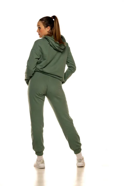 Rückansicht Einer Jungen Frau Grünen Trainingsanzug Die Vor Weißem Hintergrund — Stockfoto