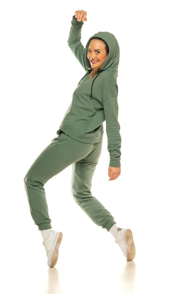 Eine Junge Frau Grünem Trainingsanzug Und Kapuze Posiert Vor Weißem — Stockfoto