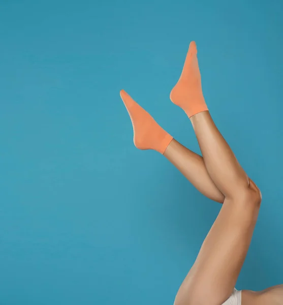 Pretty Female Legs Orange Short Socks Blue Background — Zdjęcie stockowe