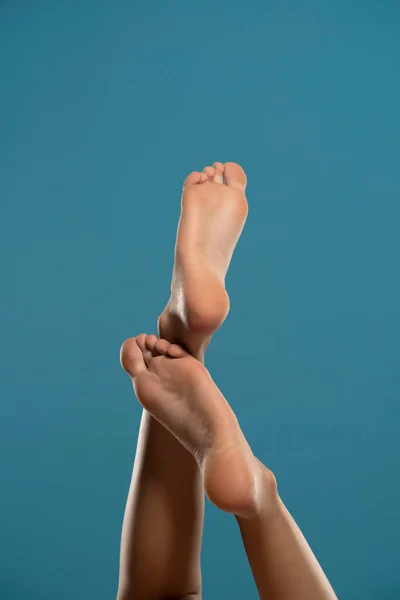 Красива Жінка Голі Ноги Синьому Фоні — стокове фото