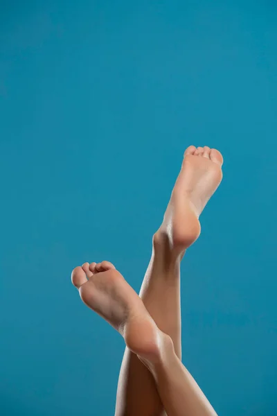 Beautiful Woman Bare Feet Blue Background — Stock fotografie