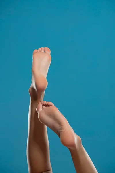 Beautiful Woman Bare Feet Blue Background — Stockfoto
