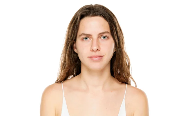 Retrato Una Joven Sin Maquillaje Sobre Fondo Blanco — Foto de Stock