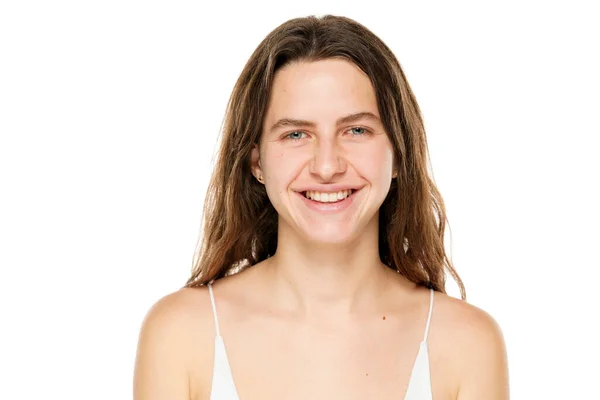 Retrato Una Joven Sonriente Sin Maquillaje Sobre Fondo Blanco —  Fotos de Stock