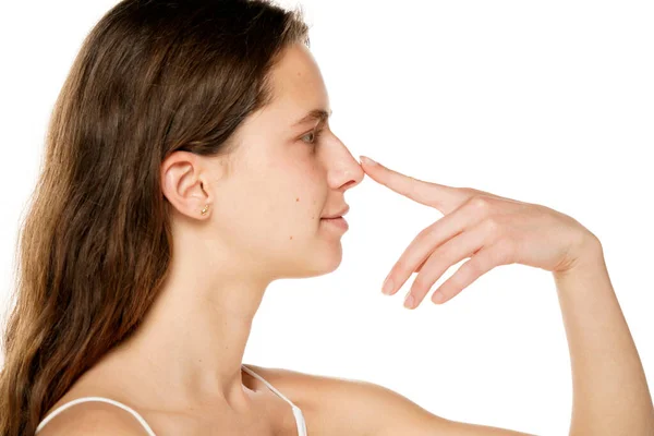 Wanita Muda Tersenyum Menyentuh Hidungnya Dengan Jarinya Pada Latar Belakang — Stok Foto