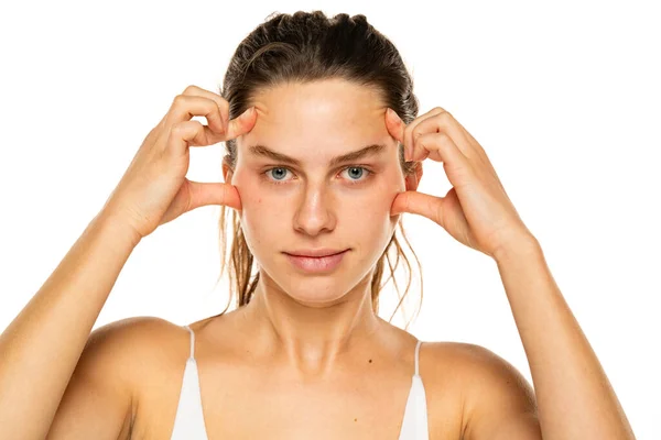 Mujer Joven Apretando Piel Cara Con Los Dedos Sobre Fondo — Foto de Stock