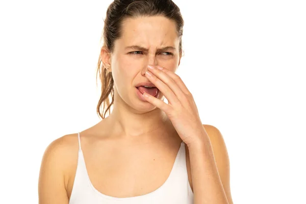 Walgt Fronsen Jonge Vrouw Een Witte Achtergrond — Stockfoto