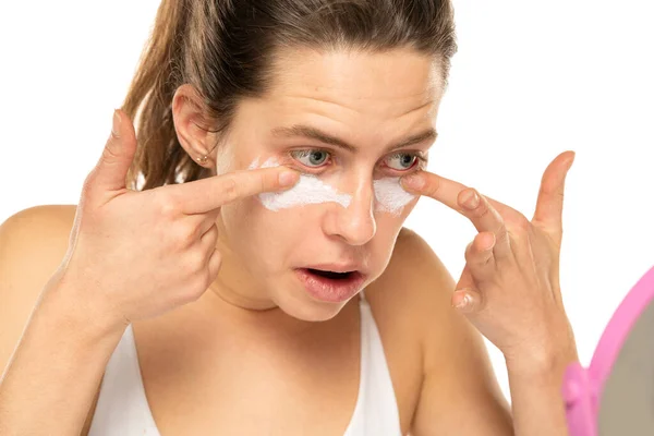 Retrato Uma Jovem Mulher Aplicando Produto Cosmético Sob Olhos Fundo — Fotografia de Stock